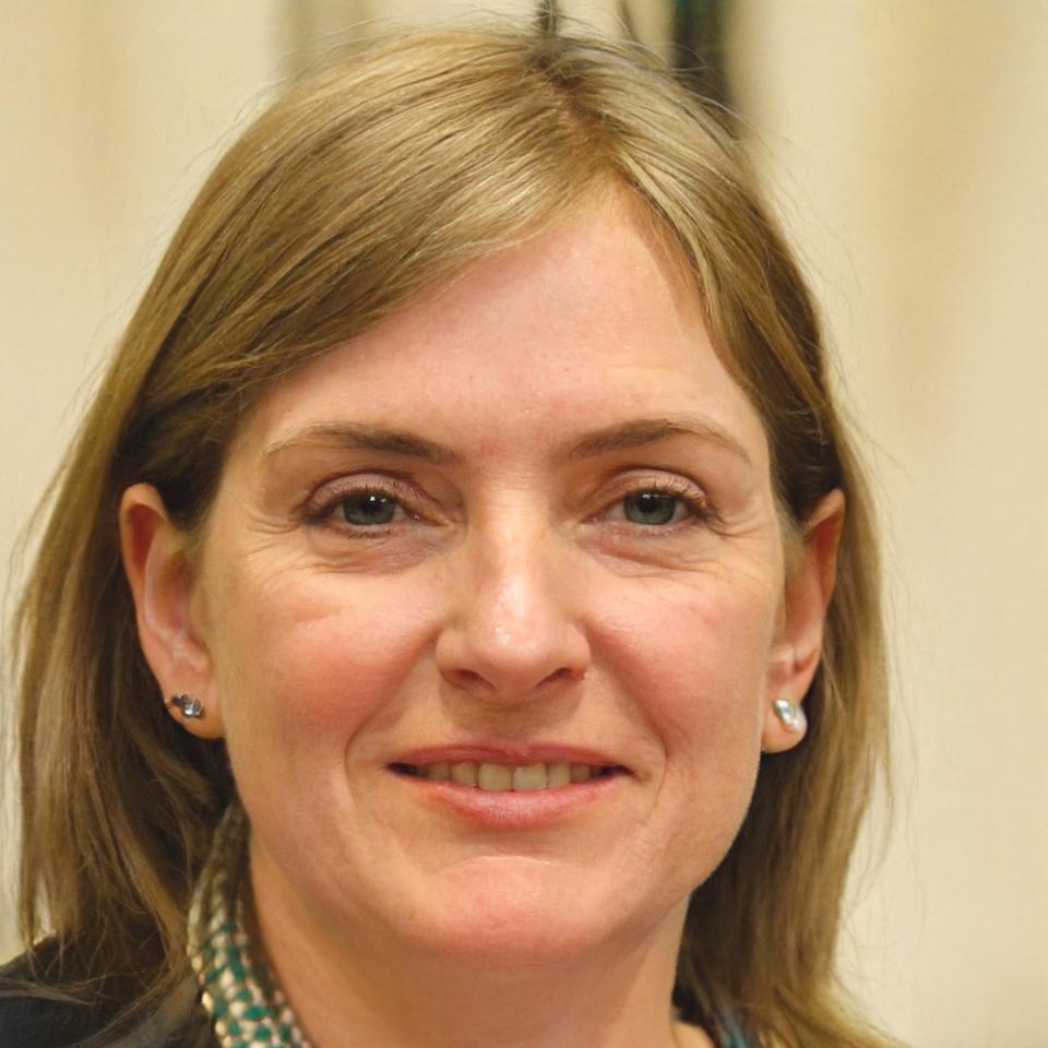 Dra. Elena Ruiz, Especialista en Evaluación